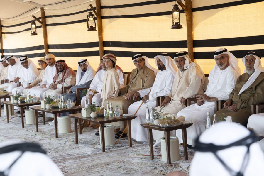 منصور بن زايد يستقبل عددا من المواطنين في مدينة العين