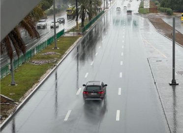 شرطة أبوظبي‬⁩ تدعو السائقين للقيادة بحذر أثناء الأمطار والتقلبات الجوية