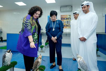 حاكمة طوكيو تزور مستشفى أبوظبي للصقور ومنتزه قرم الجبيل