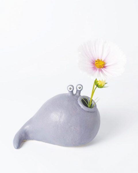 بريطانية تكسب آلاف اليوروهات من قطع فخار تصنعها بيديها