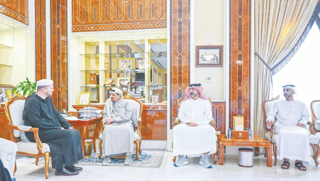 حميد بن راشد يستقبل القارئ إبراهيم بكير ضيف برنامج “المسجد العامر”