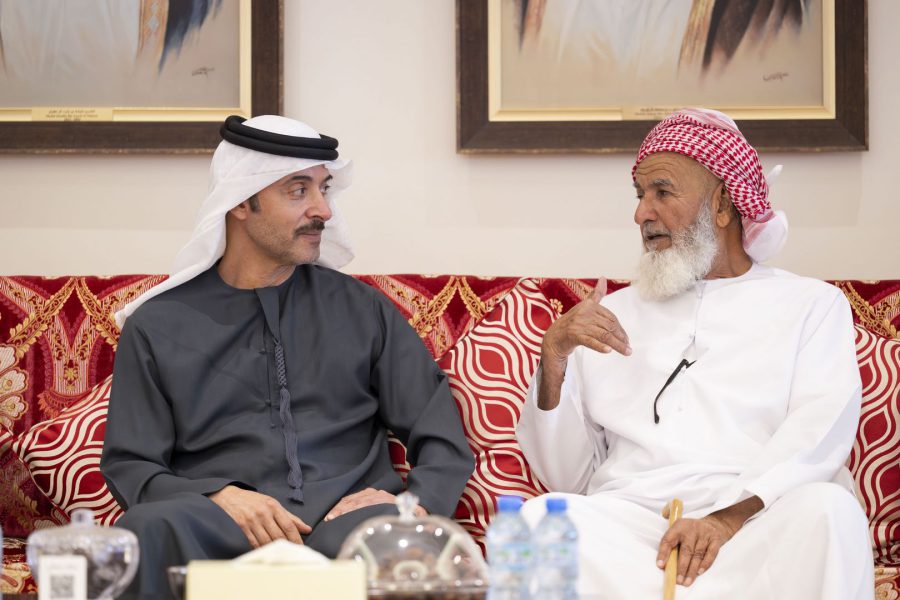 هزاع بن زايد يقدم واجب العزاء في وفاة مبارك محيميد المنصوري