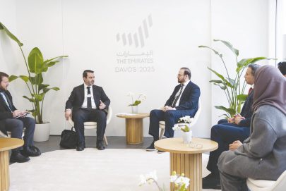 محمد القرقاوي يلتقي وزير الخارجية في الحكومة السورية الانتقالية بدافوس