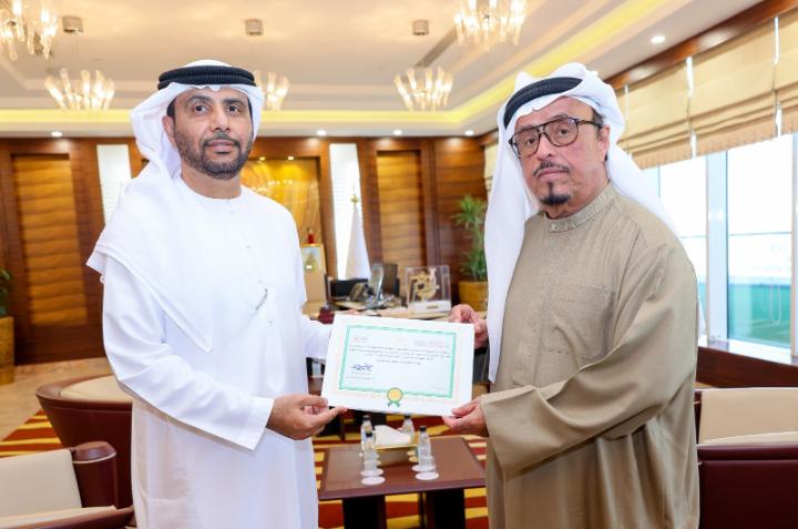 الفريق ضاحي خلفان يكرم اللواء متقاعد الدكتور محمد عبدالله المر ويشيد بجهوده في مجال حقوق الإنسان