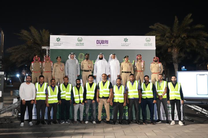 شرطة دبي تلتقي بالمواطنين والمقيمين في منطقة الرفاعة وتُعرفهم بالخدمات الشرطية