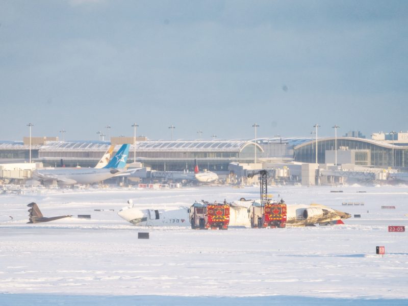 إصابة 18 شخصاً جراء انقلاب طائرة أثناء هبوطها في تورونتو