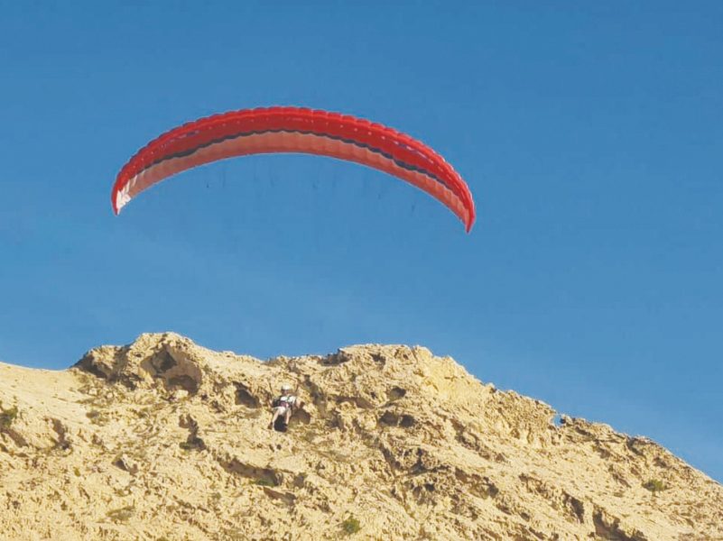 58 متسابقاً من 17 دولة في بطولة الشارقة للطيران الشراعي