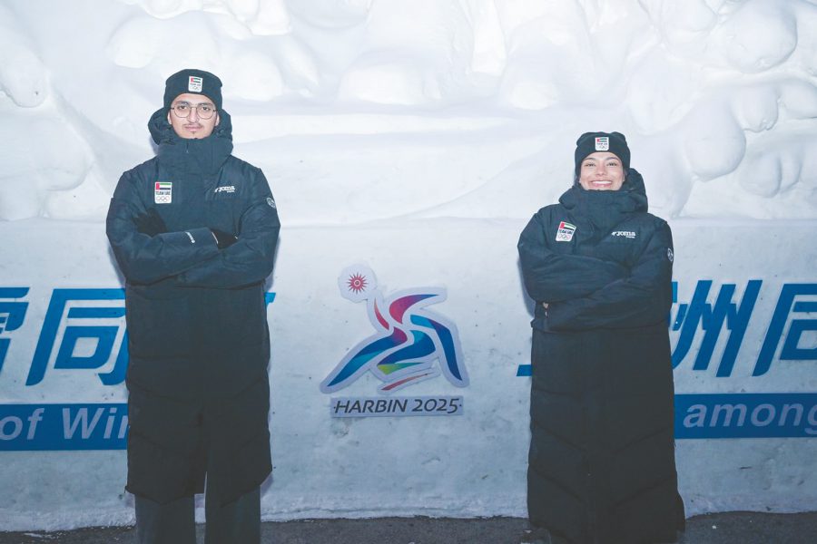 آمنة وسلطان يحملان علم الإمارات في افتتاح الألعاب الآسيوية الشتوية