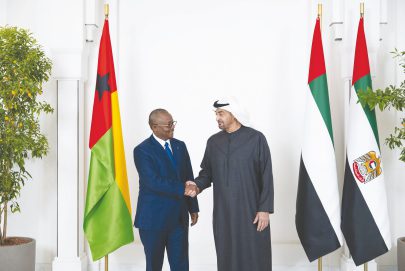 رئيس الدولة ورئيس غينيا بيساو يبحثان علاقات البلدين ويتبادلان الأوسمة