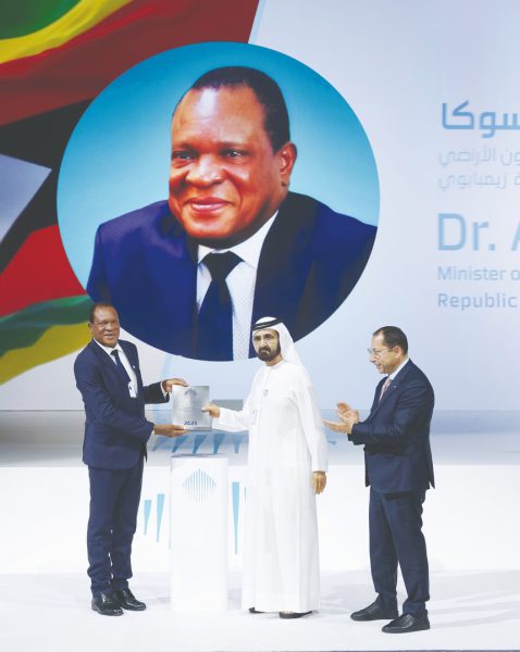 محمد بن راشد يكرّم أنكسيوس ماسوكا من زيمبابوي بجائزة أفضل وزير في العالم