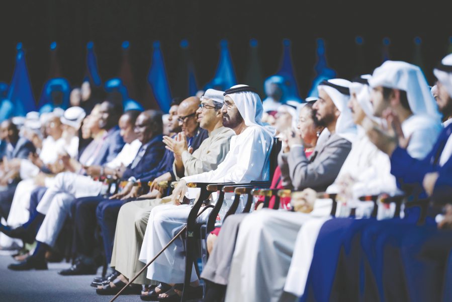 بحضور محمد بن راشد ومنصور بن زايد.. حمدان بن محمد يكرّم منصور المنصور من السعودية بجائزة أفضل معلم في العالم