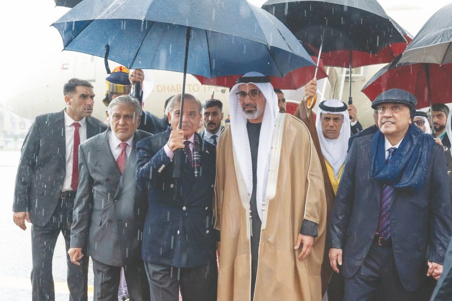 نيابة عن رئيس الدولة .. ولي عهد أبوظبي يصل إلى باكستان في زيارة رسمية