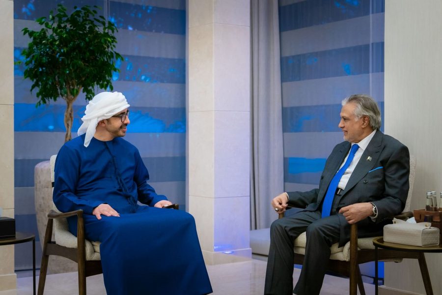 عبدالله بن زايد يستقبل نائب رئيس الوزراء وزير الخارجية الباكستاني