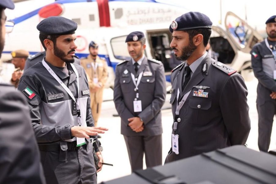 زايد بن حمد يزور منصة طيران شرطة أبوظبي في “آيدكس 2025”