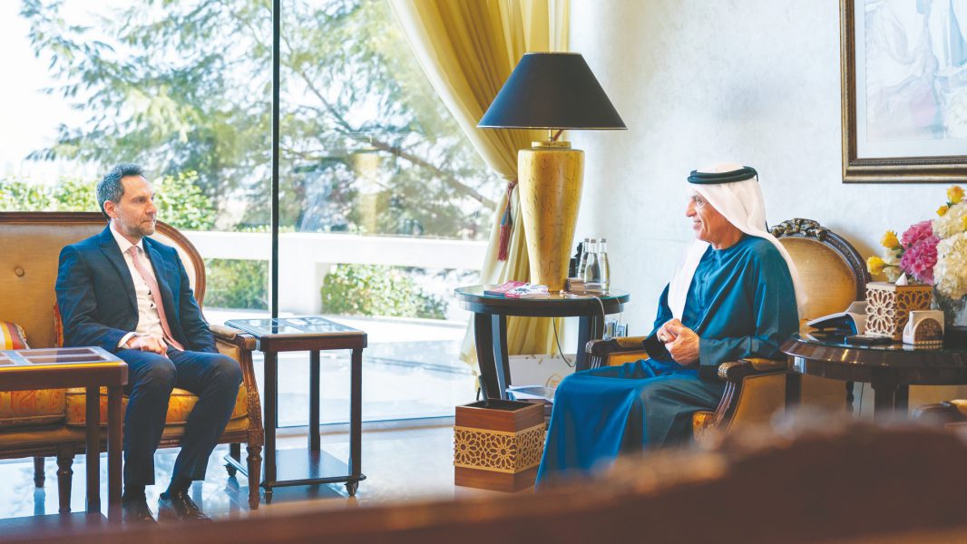 سعود بن صقر يستقبل رئيس مجموعة فنادق ومنتجعات “آي إتش جي”