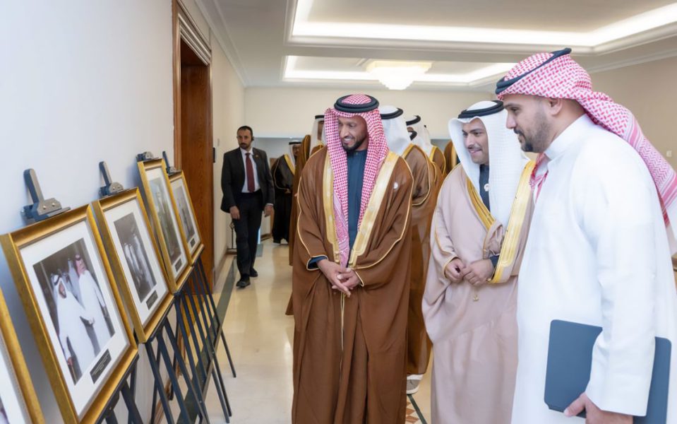 وزير الإعلام بمملكة البحرين يستقبل رئيس المكتب الوطني للإعلام