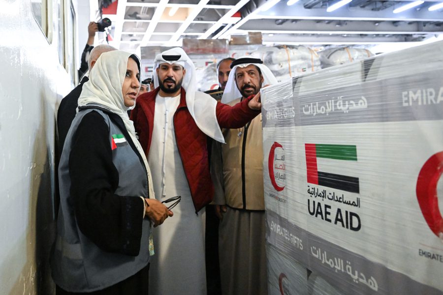هدية من “أم الإمارات” إلى الشعب الفلسطيني .. وصول سفينة المساعدات الإماراتية السادسة لميناء العريش  وصلت اليوم سفينة المساعدات الإماراتية السادسة إلى مدينة العريش المصرية تحمل على متنها هدية سمو الشيخة فاطمة بنت مبارك “أم الإمارات” رئيسة الاتحاد النسائي العام رئيسة المجلس الأعلى للأمومة والطفولة الرئيسة الأعلى لمؤسسة التنمية الأسرية، وذلك تمهيداً لإدخالها إلى قطاع غزة.  ‏‎وكان في استقبالها بميناء العريش وفد يضم معالي الدكتورة ميثاء بنت سالم الشامسي وزيرة دولة وسعادة راشد مبارك المنصوري الأمين العام لهيئة الهلال الأحمر الإماراتي والسيد اللواء الدكتور خالد مجاور محافظ شمال سيناء. ‏‎وزارت معالي ميثاء الشامسي والوفد المستشفى الإماراتي العائم في مدينة العريش الذي يقدم خدماته للأشقاء الفلسطينيين من سكان قطاع غزة ضمن عملية الفارس الشهم 3. ‏‎‏‎وقامت معاليها والوفد الزائر بجولة في أروقة المستشفى وتعرفت على أقسامه المختلفة والخدمات التي يقدمها للمصابين والجرحى من قطاع غزة والتقوا بالمرضى للاطمئنان على صحتهم.  ‏‎وكانت السفينة انطلقت من ميناء الحمرية بإمارة دبي، في 20 يناير الماضي، وذلك ضمن عملية “الفارس الشهم 3” تلبية لاحتياجات الأشقاء الفلسطينيين في قطاع غزة.  ‏‎وتعد السفينة الأكبر من حيث الحمولة منذ انطلاق عملية “الفارس الشهم 3″، إلى قطاع غزة هدية من “أم الإمارات” إلى الشعب الفلسطيني الشقيق، وتحمل السفينة على متنها 5800 طن من المواد الإنسانية، ومواد غذائية ومواد إيوائية ومستلزمات طبية، وتصل السفينة قبل شهر رمضان الفضيل لتوفير المساعدات العاجلة للأشقاء الفلسطينيين، استجابة للوضع المأساوي في غزة ولتخفيف معاناتهم المستمرة.  وساهم في تأمينها كل من هيئة الهلال الأحمر الإماراتي، ومؤسسة زايد بن سلطان آل نهيان للأعمال الخيرية والإنسانية، ومؤسسة خليفة بن زايد آل نهيان للأعمال الإنسانية، وجمعية دار البر، وجمعية الشارقة الخيرية.  ‏‎وتتزامن هذه المساعدات مع انطلاق المرحلة الأكبر من عملية الفارس الشهم 3 في غزة تنفيذاً لتوجيهات صاحب السمو الشيخ محمد بن زايد آل نهيان رئيس الدولة “حفظه الله”، حيث كثفت عملية الفارس الشهم جهودها لتلبية الاحتياجات العاجلة للأشقاء في غزة.
