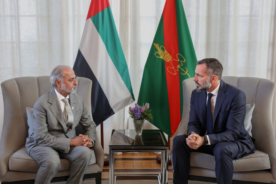 نهيان بن مبارك يعزي في وفاة الإمام التاسع والأربعين للطائفة الإسماعيلية