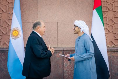 رئيس الدولة يتلقى رسالة خطية من رئيس الأرجنتين تسلمها عبدالله بن زايد