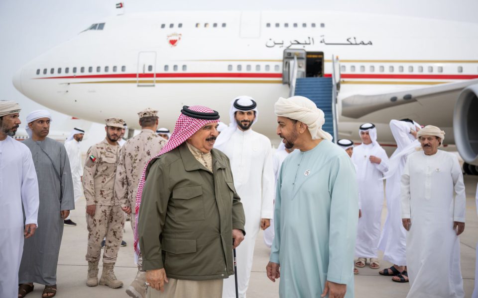 ملك البحرين يصل إلى الدولة وحمدان بن زايد في مقدمة مستقبليه