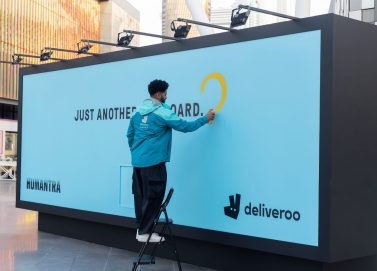 لوحة تقدم المشروبات المرطبة في دبي