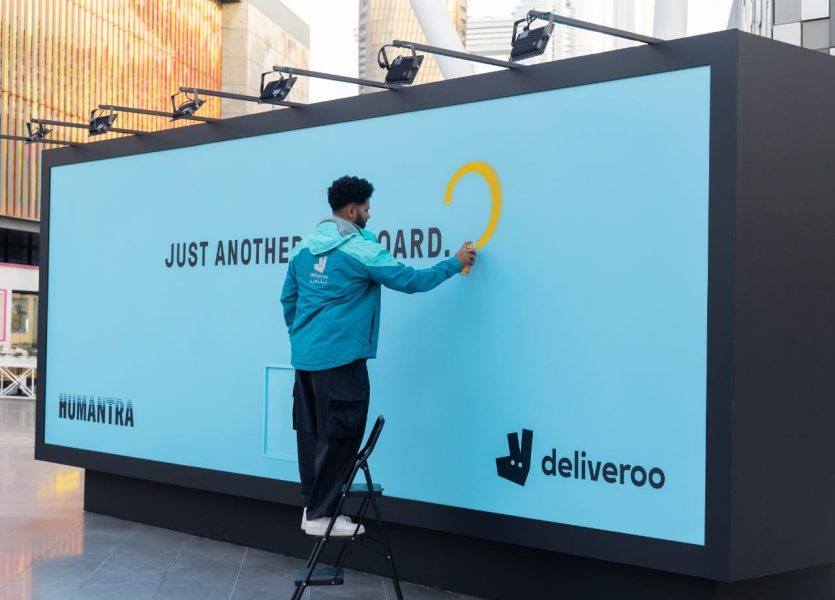 لوحة تقدم المشروبات المرطبة في دبي