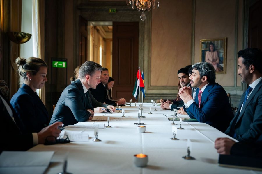 عبدالله بن زايد يلتقي وزير الدفاع في السويد