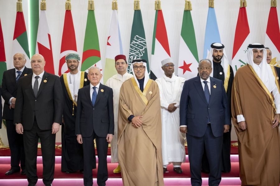 نيابة عن رئيس الدولة.. منصور بن زايد يرأس وفد الإمارات في القمة العربية غير العادية التي افتتح أعمالها الرئيس المصري