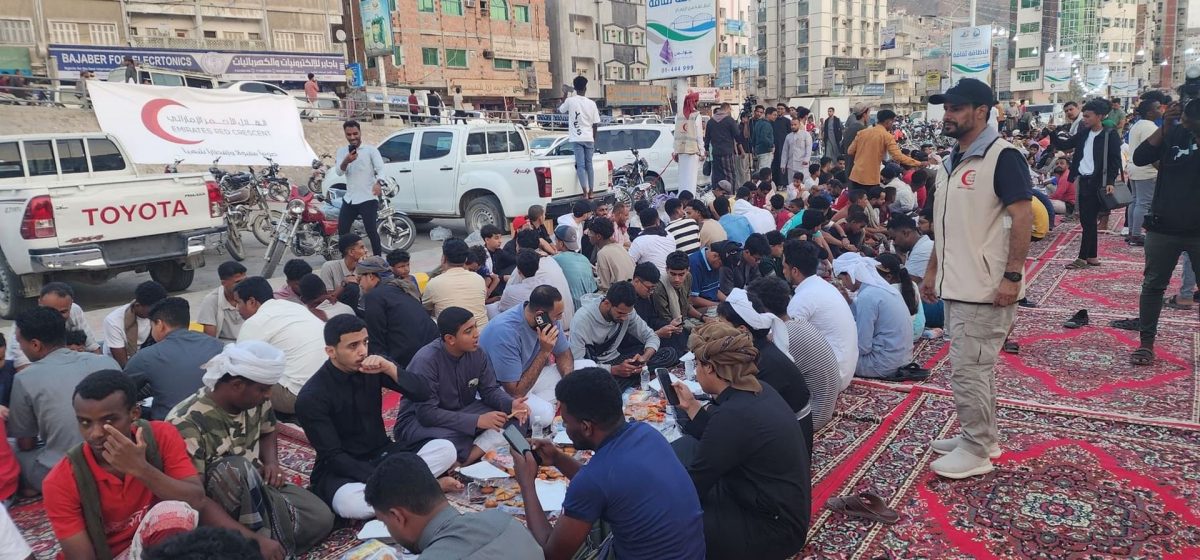 برعاية “الهلال”.. تنظيم أطول سفرة إفطار صائم في المكلا