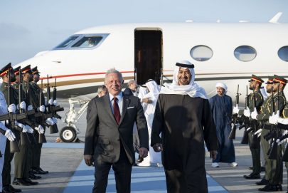 رئيس الدولة في مقدمة مستقبليه.. ملك الأردن يصل الإمارات في زيارة أخوية