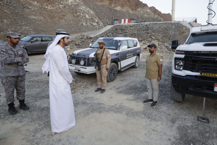 حمدان بن محمد يشارك فرق حرس الحدود بمنطقة حتا طعام الإفطار