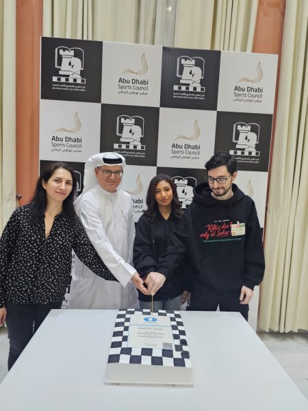 أبوظبي للشطرنج يعلن اعتماد برنامج تأهيل وتطوير عالمي للحوسني والسركال