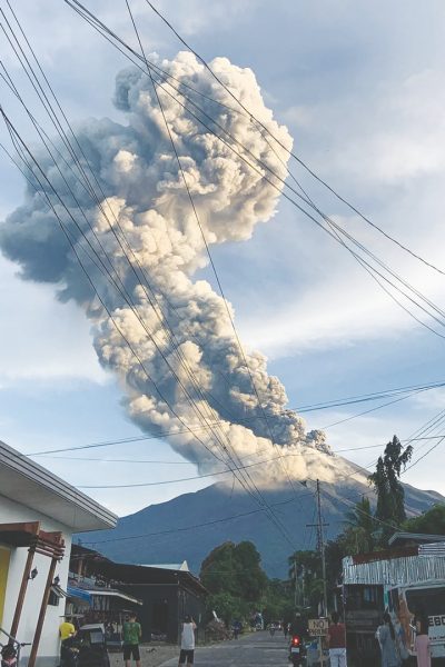 ثوران بركان كانلاون في الفلبين يطلق عموداً من الرماد بارتفاع 4 كيلومترات