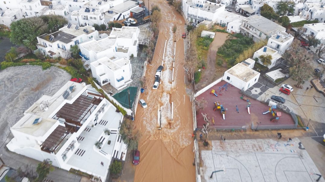 عواصف شديدة تضرب جزراً يونانية لليوم الثاني