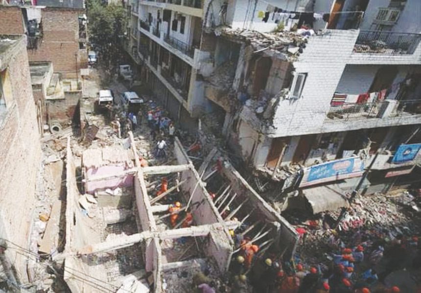 مصرع 11 شخصاً بينهم أطفال إثر انهيار مبنى سكني في ضواحي نيودلهي