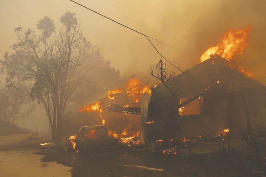 حريق غابات في نيوجيرسي الأمريكية يجبر السكان على الإجلاء