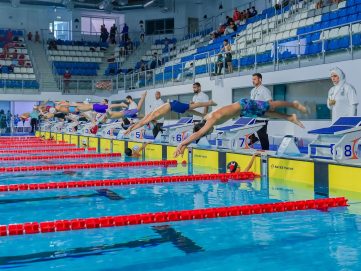 250 لاعبا ولاعبة في انطلاق بطولة كأس الإمارات للسباحة بأبوظبي