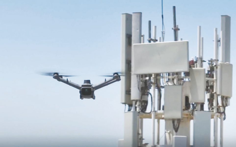 “إي آند الإمارات” تطلق نظام فحص أبراج الاتصالات باستخدام الطائرات المُسَيّرَة