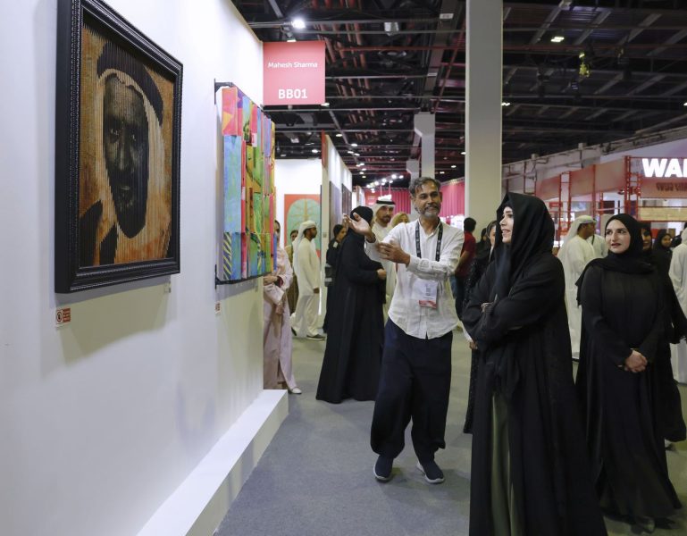 لطيفة بنت محمد تزور معرض” فنون العالم دبي 2025″