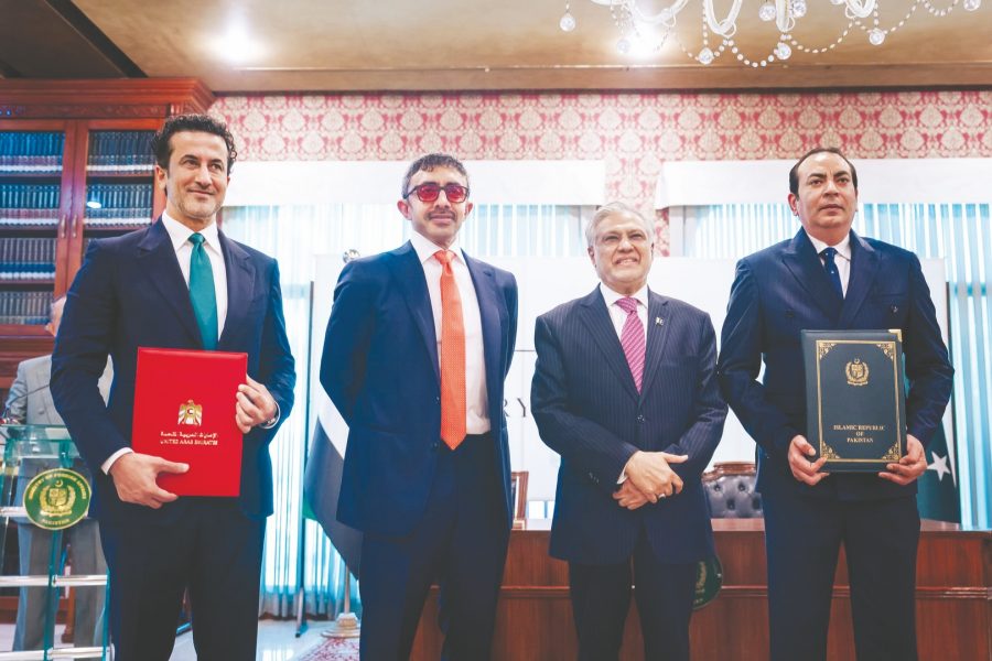 عبدالله بن زايد يلتقي نائب رئيس الوزراء وزير الخارجية الباكستاني ويبحثان تعزيز العلاقات