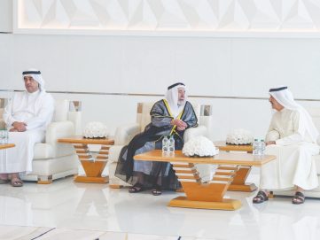 حاكم الشارقة يقدم واجب العزاء في وفاة الشيخة حصة بنت حميد الشامسي