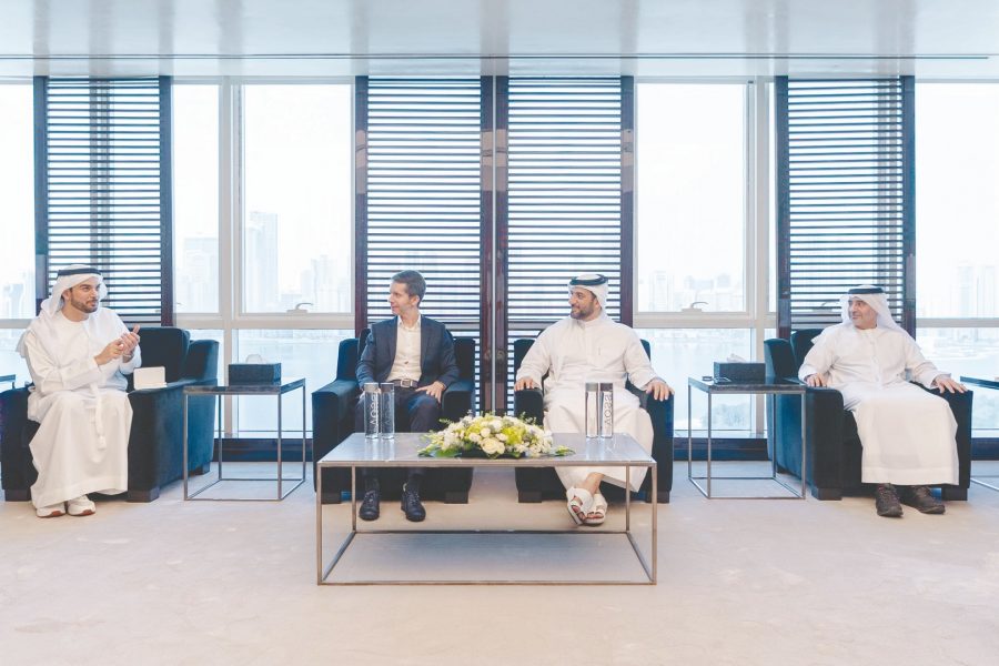 سلطان بن أحمد القاسمي يستقبل الرئيس التنفيذي للعمليات بشركة “كريبتو دوت كوم” العالمية
