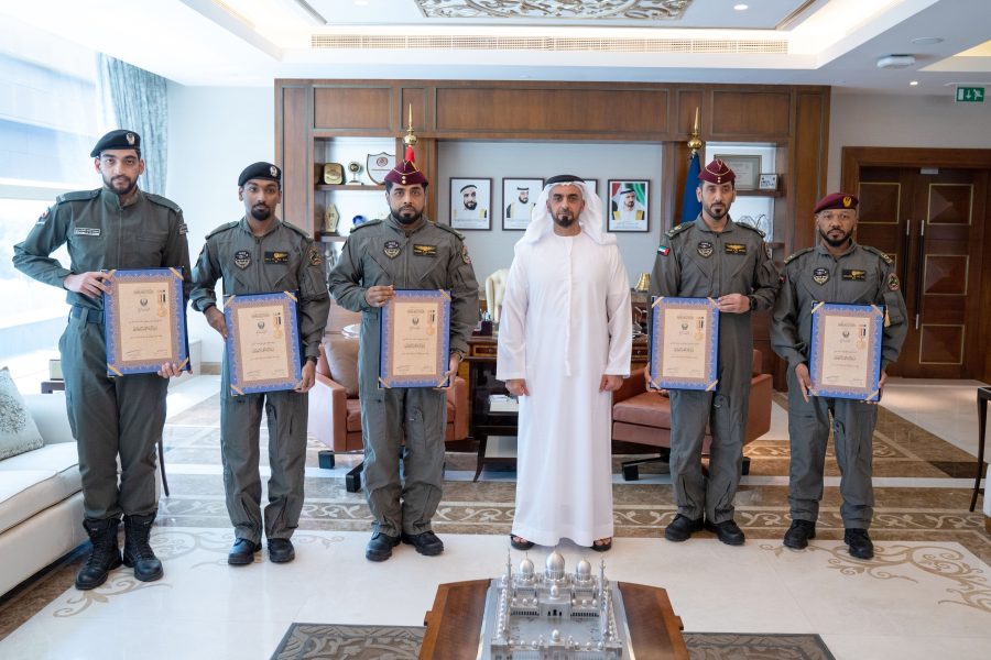 سيف بن زايد يكرم منتسبين من “صقور الداخلية” أنقذوا حياة 9 أشخاص إثر انقلاب سفينتهم وسط البحر