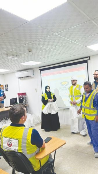 بلدية أبوظبي تحتفي بالعمال في يومهم العالمي