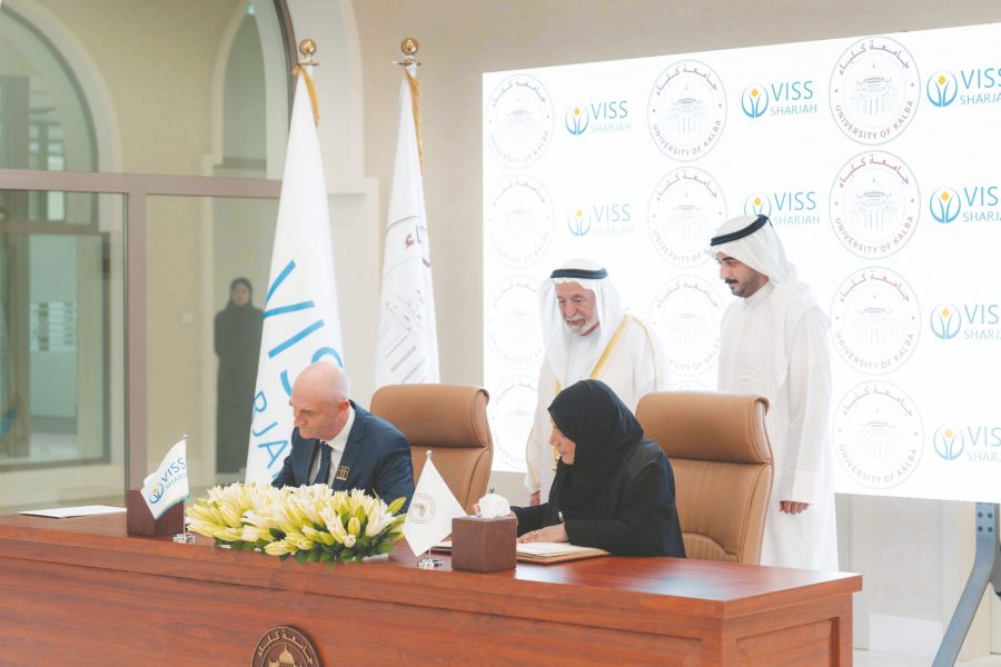 حاكم الشارقة يشهد توقيع مذكرة تفاهم بين جامعة كلباء ومدرسة فكتوريا الدولية