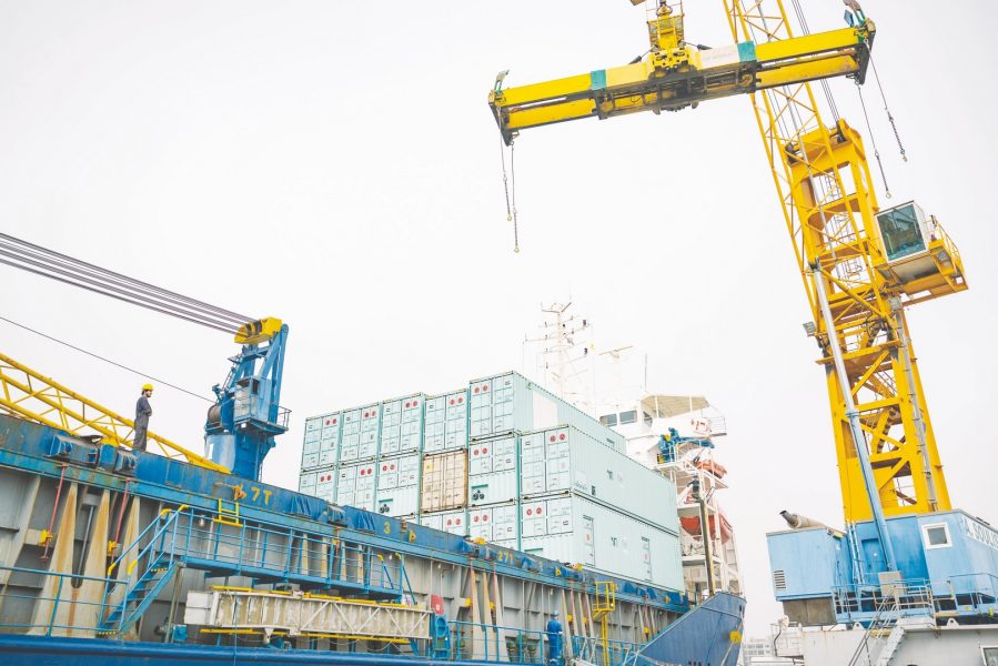 وصول سفينة إماراتية تحمل 14 محطة لتحلية مياه البحر إلى جمهورية قبرص