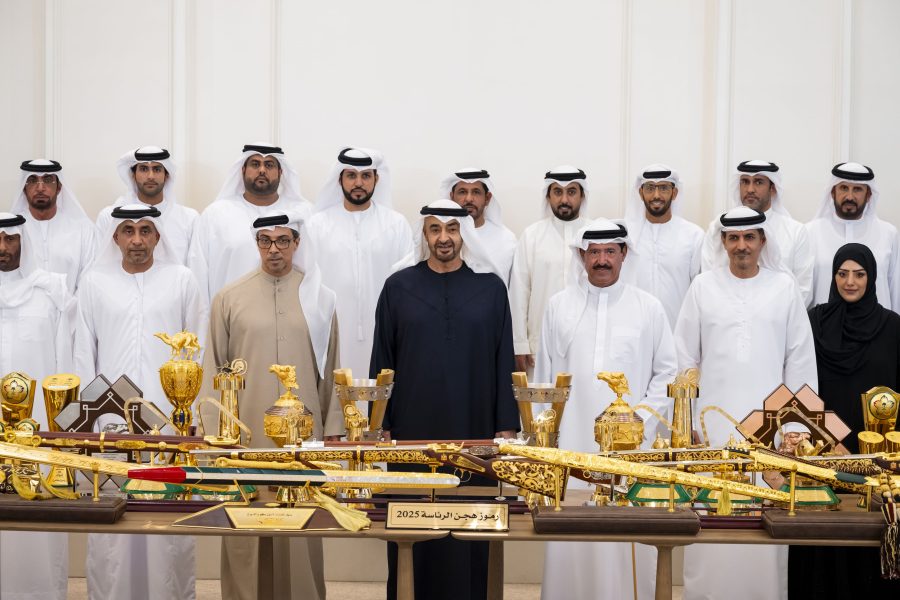 رئيس الدولة يستقبل فريق هجن الرئاسة