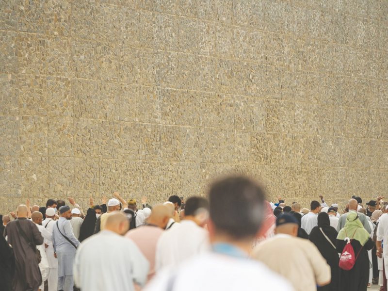 حجاج بيت الله الحرام يرمون الجمرات في ثاني أيام التشريق