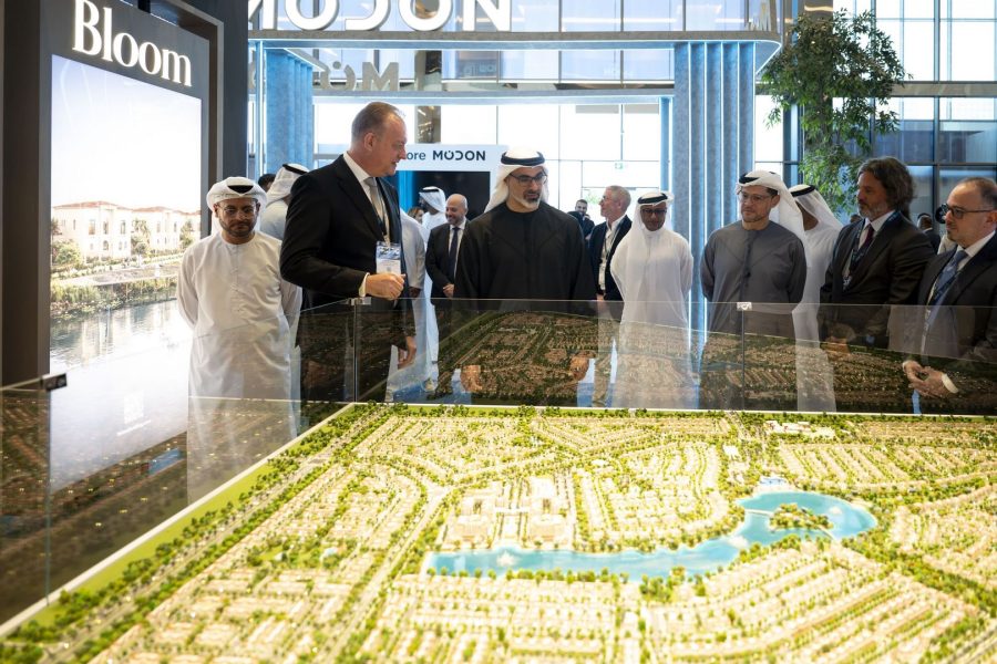 خالد بن محمد بن زايد يشهد جانباً من فعاليات قمة أبوظبي للبنية التحتية