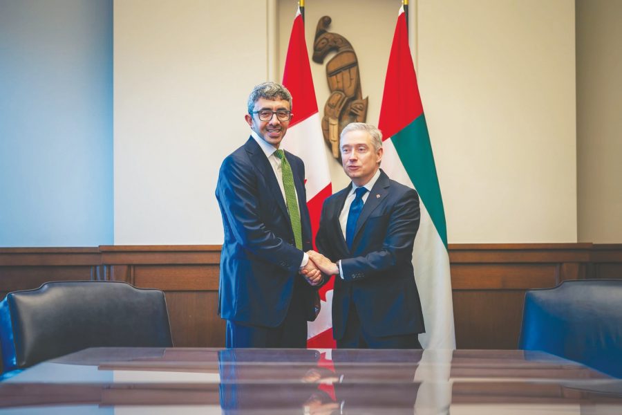 عبدالله بن زايد يلتقي وزير المالية والإيرادات الوطنية الكندي